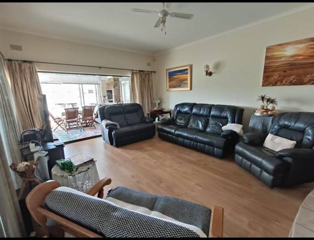 4 BEDROOM HOUSE FOR SALE IN DOOR DE KRAAL